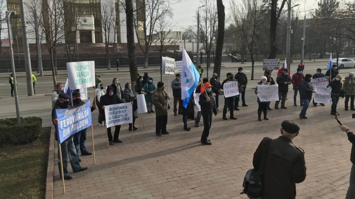 Protest de amploare al feroviarilor. Oamenii au venit în faţa clădirii Parlamentului să-și ceară salariile neachitate câteva luni (FOTO)