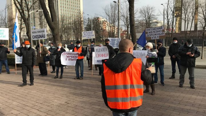 Protest de amploare al feroviarilor. Oamenii au venit în faţa clădirii Parlamentului să-și ceară salariile neachitate câteva luni (FOTO)