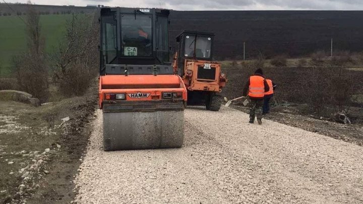 Un drum de 2 km, care duce spre localitatea Ceroborta, reabilitat după mai mulți ani