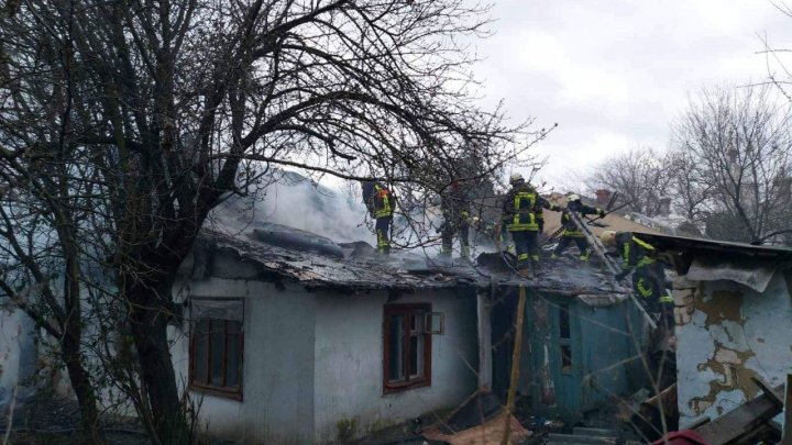 (FOTO) Incendiu grav: O casă părăsită a fost cuprinsă de flăcări