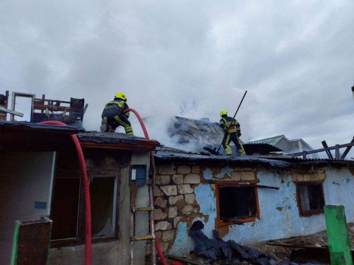 (FOTO) Incendiu grav: O casă părăsită a fost cuprinsă de flăcări