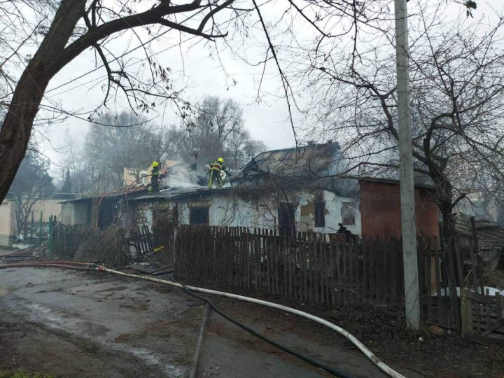 (FOTO) Incendiu grav: O casă părăsită a fost cuprinsă de flăcări