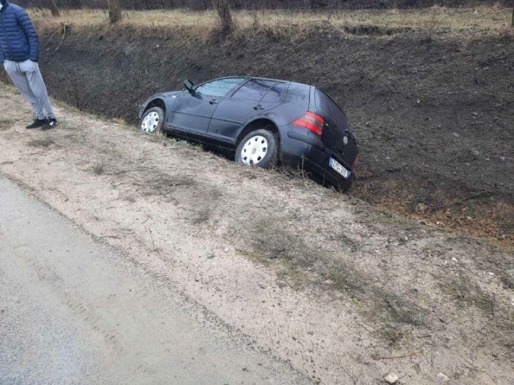 Accident pe șoseaua Hîncești-Rusca. Un bărbat, transportat la spital (FOTO)