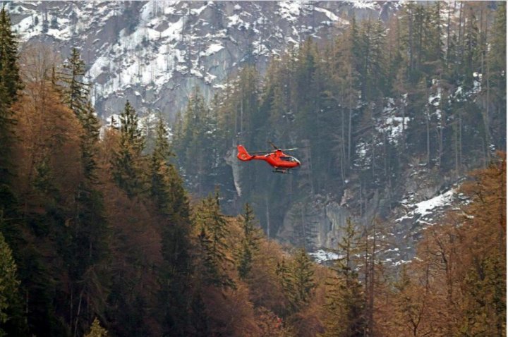 Un turist german a supraviețuit miraculos după ce a căzut într-o prăpastie de 60 de metri (FOTO)