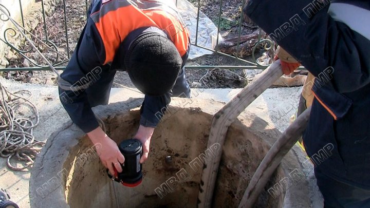 ÎNGROZITOR. Mai multe fragmente de corp uman, ambalate în pungi, descoperite într-o fântână din Rîbnița (FOTO)