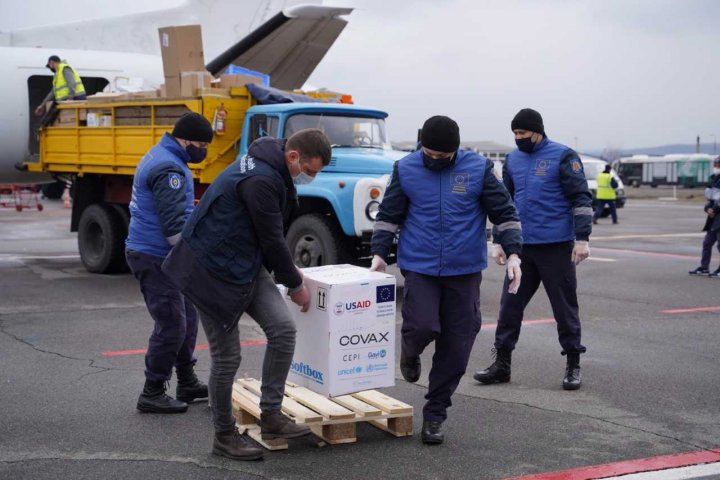 Lotul de vaccinuri Pfizer, livrate de COVAX, a ajuns în Moldova (FOTO)