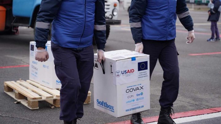 Lotul de vaccinuri Pfizer, livrate de COVAX, a ajuns în Moldova (FOTO)