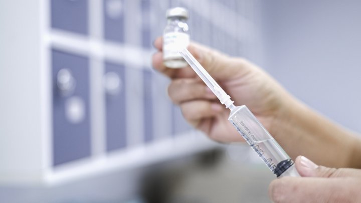 Primul centru de vaccinare drive-thru din România, eficient: Aproximativ 100 de persoane s-au imunizat în câteva ore