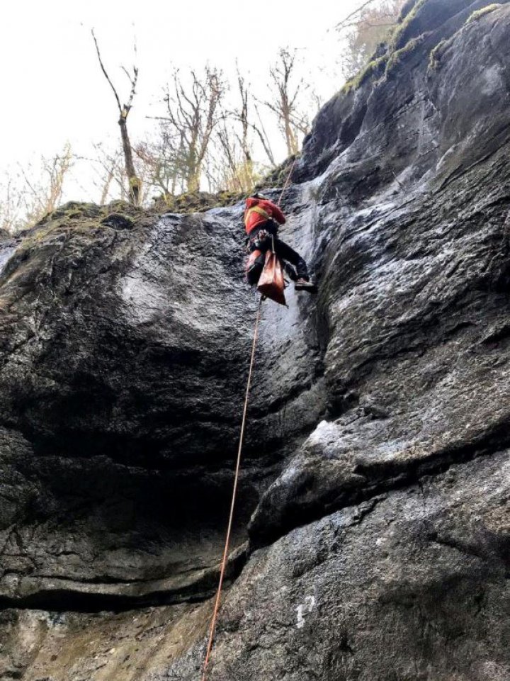 Un turist german a supraviețuit miraculos după ce a căzut într-o prăpastie de 60 de metri (FOTO)