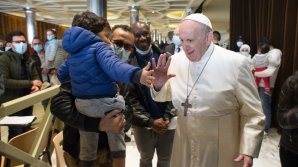Papa Francisc şi-a serbat onomastica alături de oamenii fără adăpost şi nevoiaşi