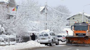 Iarnă în apropiere de Moldova. Ninge abundent în câteva județe de peste Prut (VIDEO)