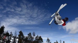 Levi LaVallee continuă să improvizeze pe snowmobil. Acesta a sărit peste un tren, iar apoi și peste o mașină de pompieri