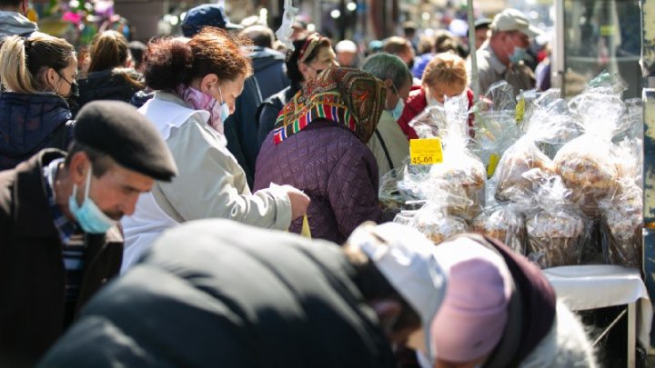 Forfotă mare la Piaţa Centrală din Capitală. În goana după produsele pentru masa de Paşte, moldovenii au făcut cozi la tarabe (FOTO)