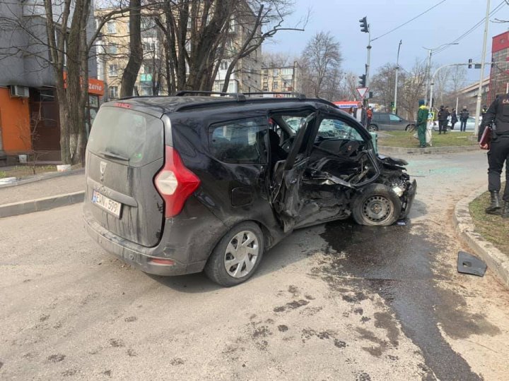 Trei mașini, avariate după ce s-au ciocnit violent pe o stradă din Capitală. Ambulanța, la fața locului (FOTO)