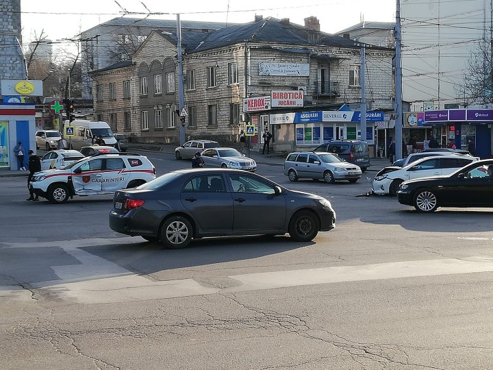 Accident violent pe strada Calea Ieșilor din Capitală. O mașină a carabinierilor s-a ciocnit cu un alt automobil (FOTO)