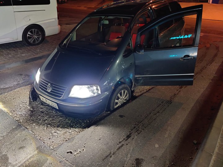 Incident pe strada Nicolae Testemițanu din Capitală. Două mașini au rămas blocate într-o porțiune de drum (FOTO/VIDEO)