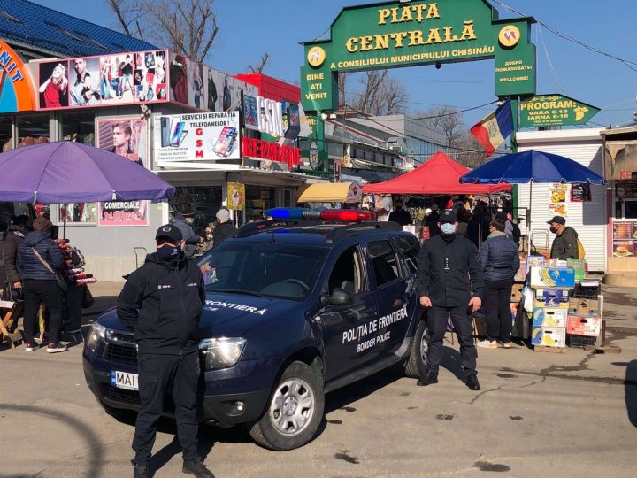 Un portofel plin cu bani, găsit de către polițiștii de frontieră în regiunea Pieței Centrale, restituit proprietarei (VIDEO)