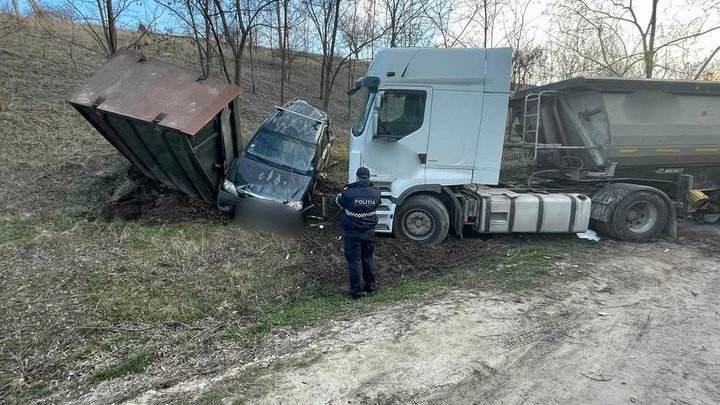 TRAGEDIE la Budești. Un mort și un rănit, după ce un camion a lovit o mașină pe acostament