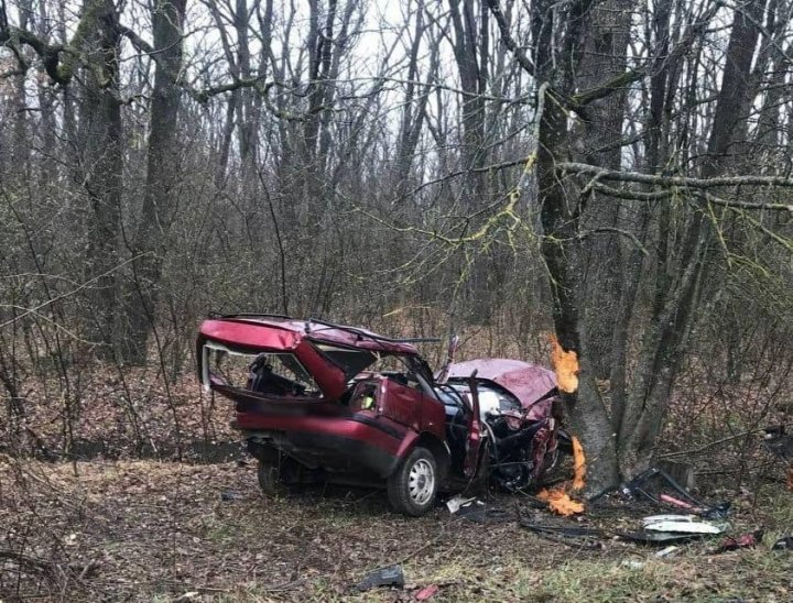 Accident înfiorător la Ocnița. Un cuplu a murit, după ce mașina în care se aflau s-a izbit în plină viteză într-un copac (FOTO)