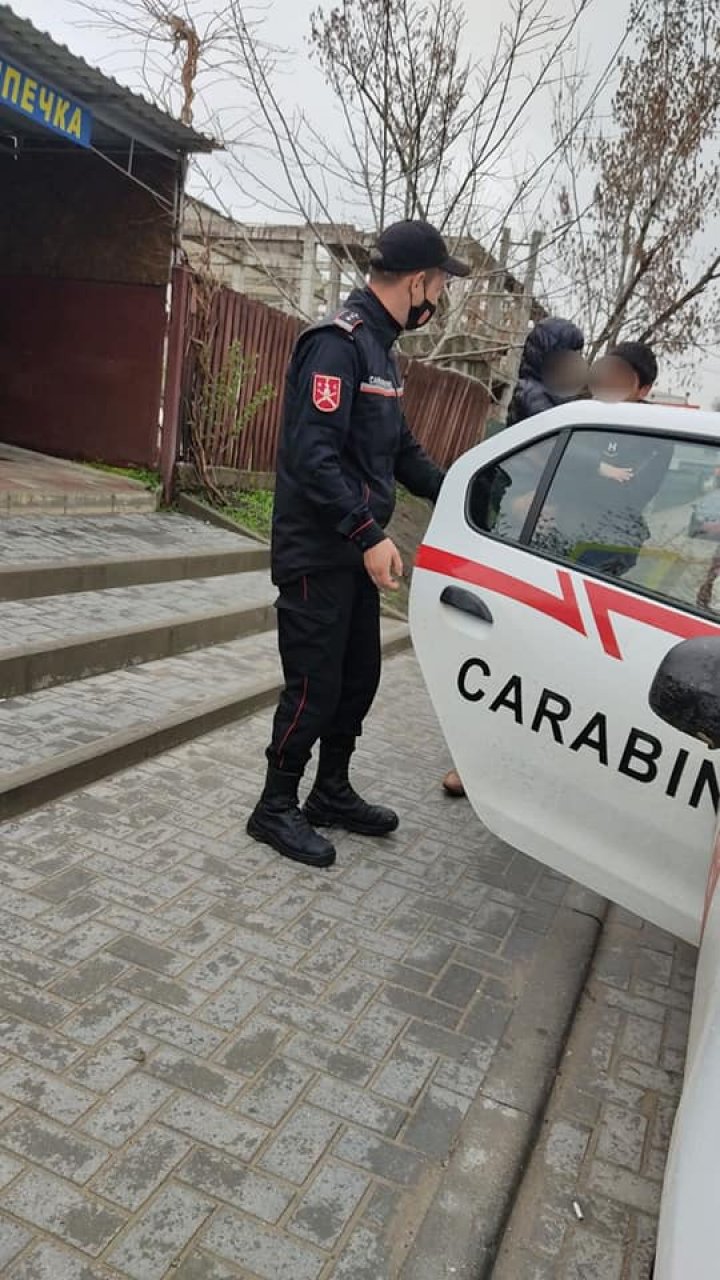 Un băiețel rătăcit pe o stradă din Comrat, găsit de oamenii legii. Ce a povestit copilul carabinierilor (FOTO)