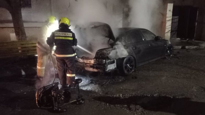 Dimineață de foc pentru un șofer din Comrat. Automobilul acestuia a fost cuprins de flăcări