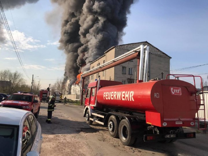 IGSU: 60 de pompieri luptă cu focul la un depozit din Chișinău (FOTO)