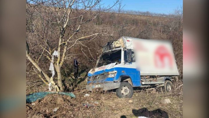 Accident în apropiere de Anenii Noi. Un autocamion frigorific a unei fabrici avicole s-a răsturnat (FOTO/VIDEO)