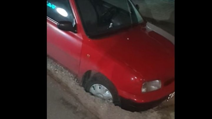 Incident pe strada Nicolae Testemițanu din Capitală. Două mașini au rămas blocate într-o porțiune de drum (FOTO/VIDEO)