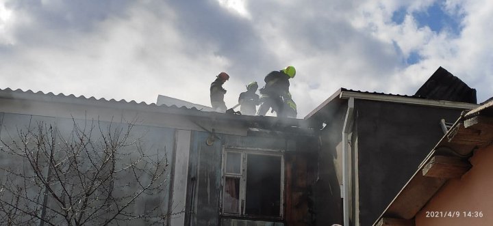 Un bloc de locuit cu două nivele din orașul Cimișlia, cuprins de flăcări (FOTO)