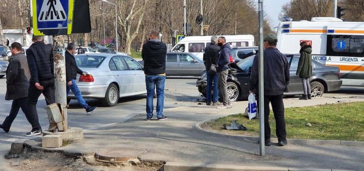 Trei mașini, avariate după ce s-au ciocnit violent pe o stradă din Capitală. Ambulanța, la fața locului (FOTO)