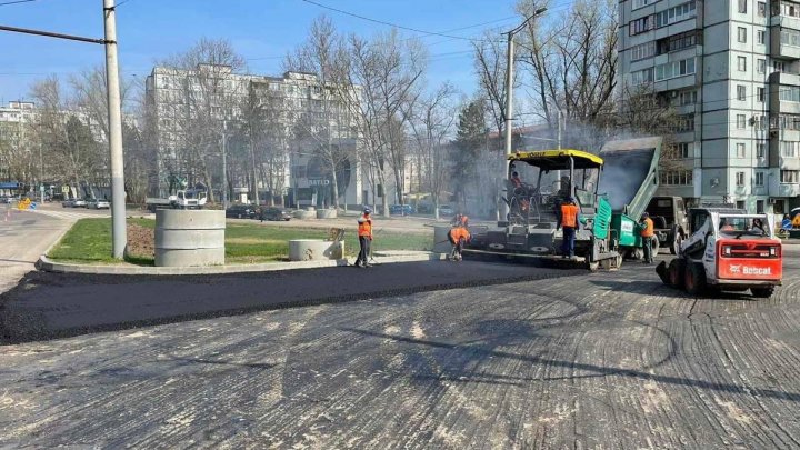 A fost așternut primul strat de asfalt pe strada Ion Creangă din Capitală