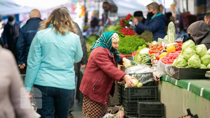 Oamenii, în goana după cumpărături pentru masa de Paşte (FOTOREPORT)