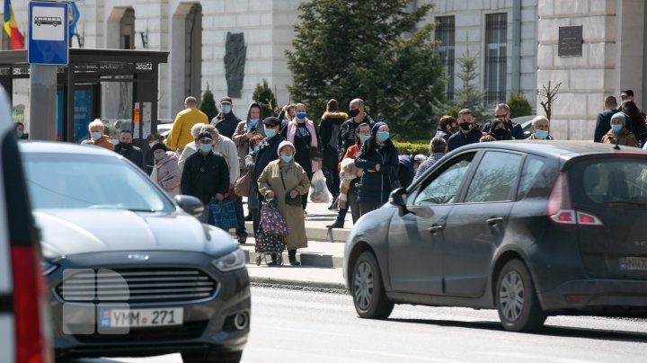 (FOTOREPORT) Haos după anularea stării de urgenţă! Cum arată cele mai aglomerate locuri din Chişinău