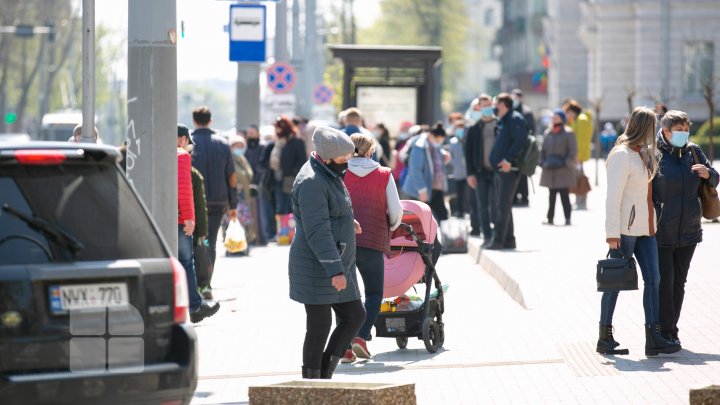 (FOTOREPORT) Haos după anularea stării de urgenţă! Cum arată cele mai aglomerate locuri din Chişinău