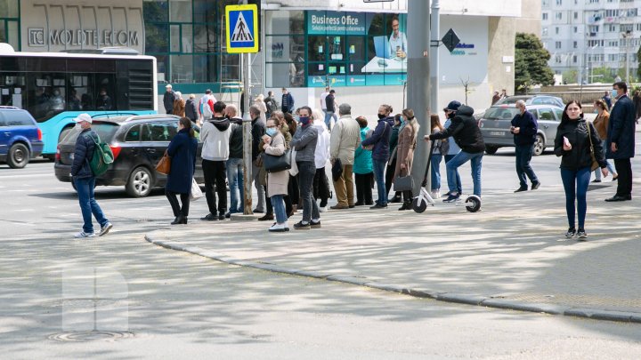 (FOTOREPORT) Haos după anularea stării de urgenţă! Cum arată cele mai aglomerate locuri din Chişinău