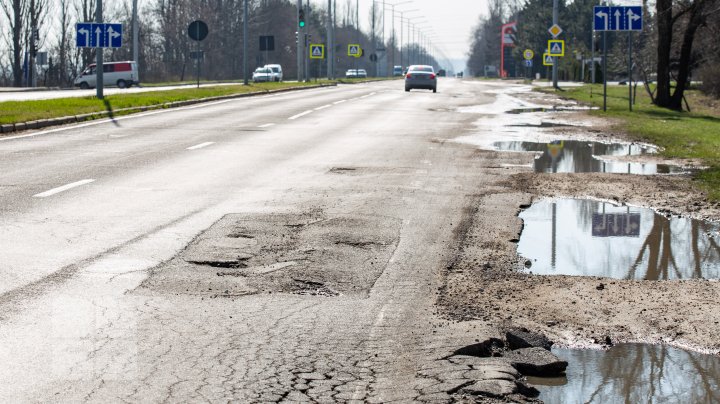 Gropile din Chişinău dau bătăi de cap șoferilor. Aceștia sunt nevoiți să le ocolească pentru a nu rămâne fără roţi (FOTO)