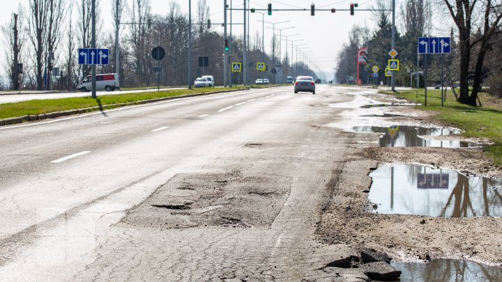 Gropile din Chişinău dau bătăi de cap șoferilor. Aceștia sunt nevoiți să le ocolească pentru a nu rămâne fără roţi (FOTO)