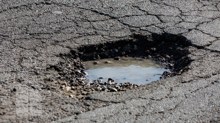 Gropile din Chişinău dau bătăi de cap șoferilor. Aceștia sunt nevoiți să le ocolească pentru a nu rămâne fără roţi (FOTO)