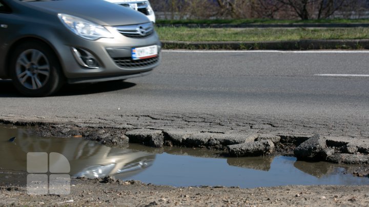 Gropile din Chişinău dau bătăi de cap șoferilor. Aceștia sunt nevoiți să le ocolească pentru a nu rămâne fără roţi (FOTO)