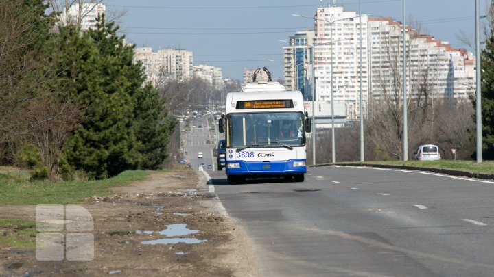 Gropile din Chişinău dau bătăi de cap șoferilor. Aceștia sunt nevoiți să le ocolească pentru a nu rămâne fără roţi (FOTO)