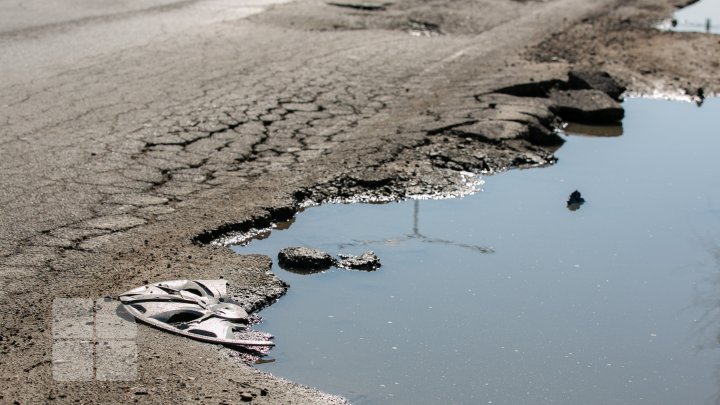 Gropile din Chişinău dau bătăi de cap șoferilor. Aceștia sunt nevoiți să le ocolească pentru a nu rămâne fără roţi (FOTO)