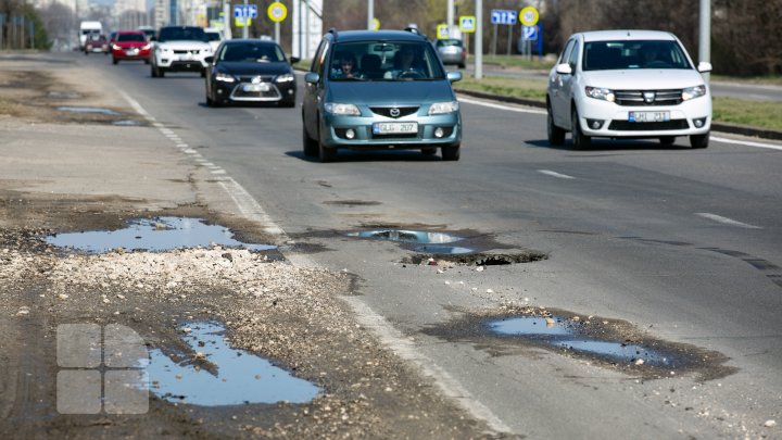 Gropile din Chişinău dau bătăi de cap șoferilor. Aceștia sunt nevoiți să le ocolească pentru a nu rămâne fără roţi (FOTO)