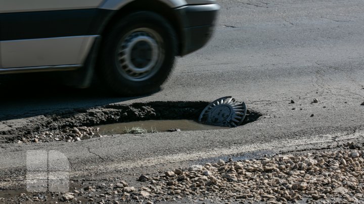 Gropile din Chişinău dau bătăi de cap șoferilor. Aceștia sunt nevoiți să le ocolească pentru a nu rămâne fără roţi (FOTO)