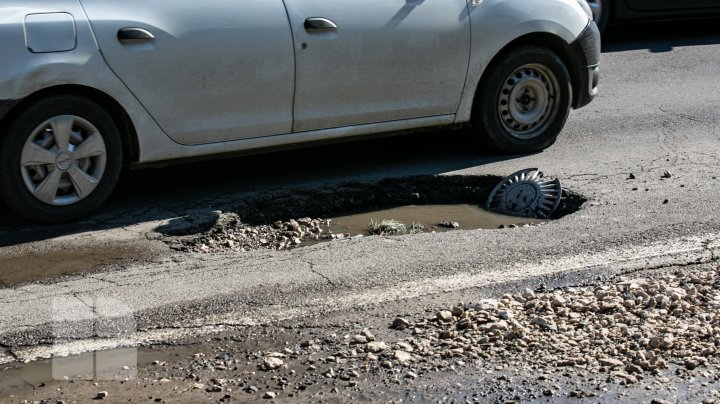 Gropile din Chişinău dau bătăi de cap șoferilor. Aceștia sunt nevoiți să le ocolească pentru a nu rămâne fără roţi (FOTO)