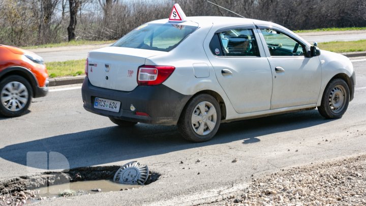 Gropile din Chişinău dau bătăi de cap șoferilor. Aceștia sunt nevoiți să le ocolească pentru a nu rămâne fără roţi (FOTO)