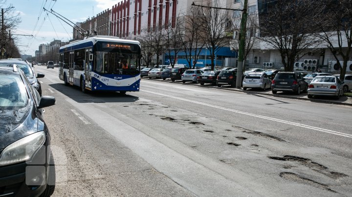 Gropile din Chişinău dau bătăi de cap șoferilor. Aceștia sunt nevoiți să le ocolească pentru a nu rămâne fără roţi (FOTO)