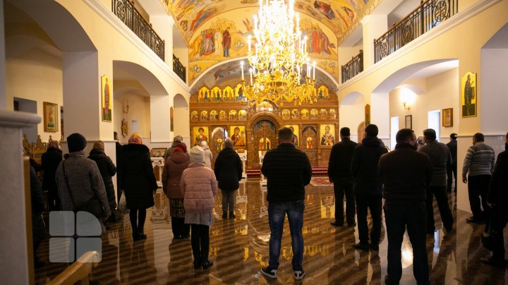 Slujba de Bunavestire la mănăstirea Sfântul Gheorghe din Suruceni. Enoriașii au respectat toate măsurile anti-COVID-19 (FOTO)