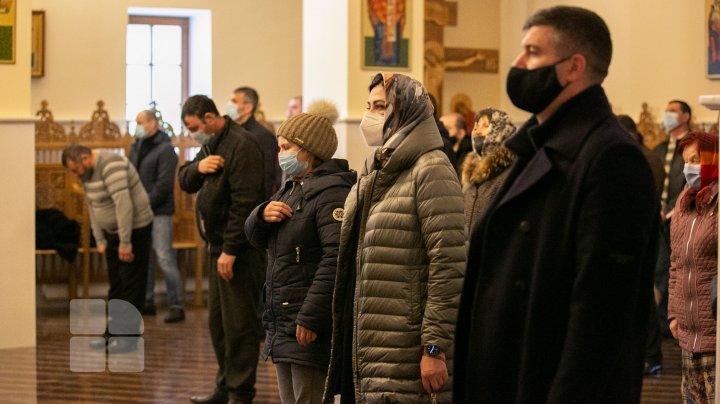 Slujba de Bunavestire la mănăstirea Sfântul Gheorghe din Suruceni. Enoriașii au respectat toate măsurile anti-COVID-19 (FOTO)