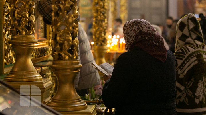 Slujba de Bunavestire la mănăstirea Sfântul Gheorghe din Suruceni. Enoriașii au respectat toate măsurile anti-COVID-19 (FOTO)