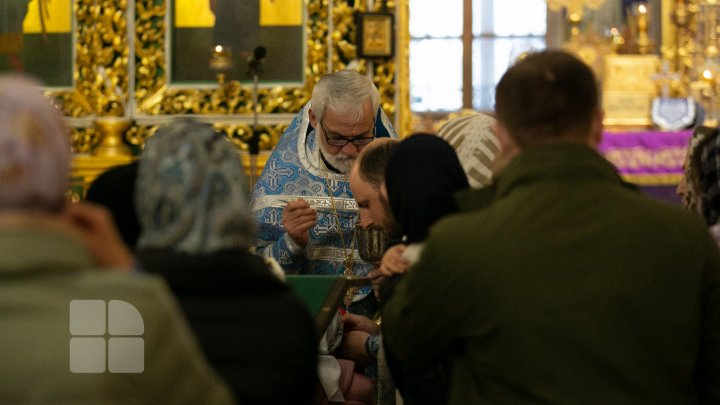 Slujba de Bunavestire la mănăstirea Sfântul Gheorghe din Suruceni. Enoriașii au respectat toate măsurile anti-COVID-19 (FOTO)